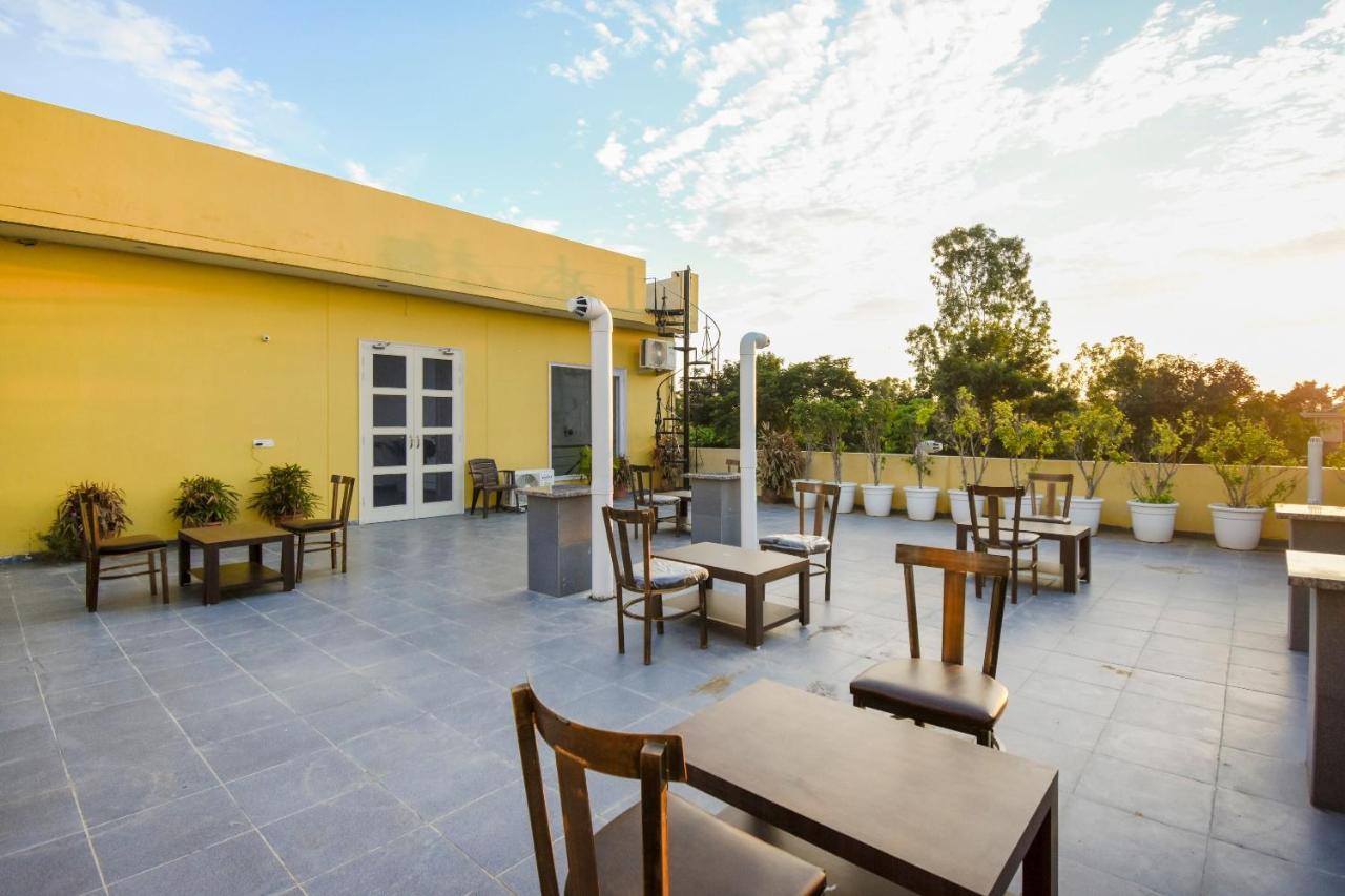 Oyo 75460 Sky High Residency Hotell Ludhiana Exteriör bild