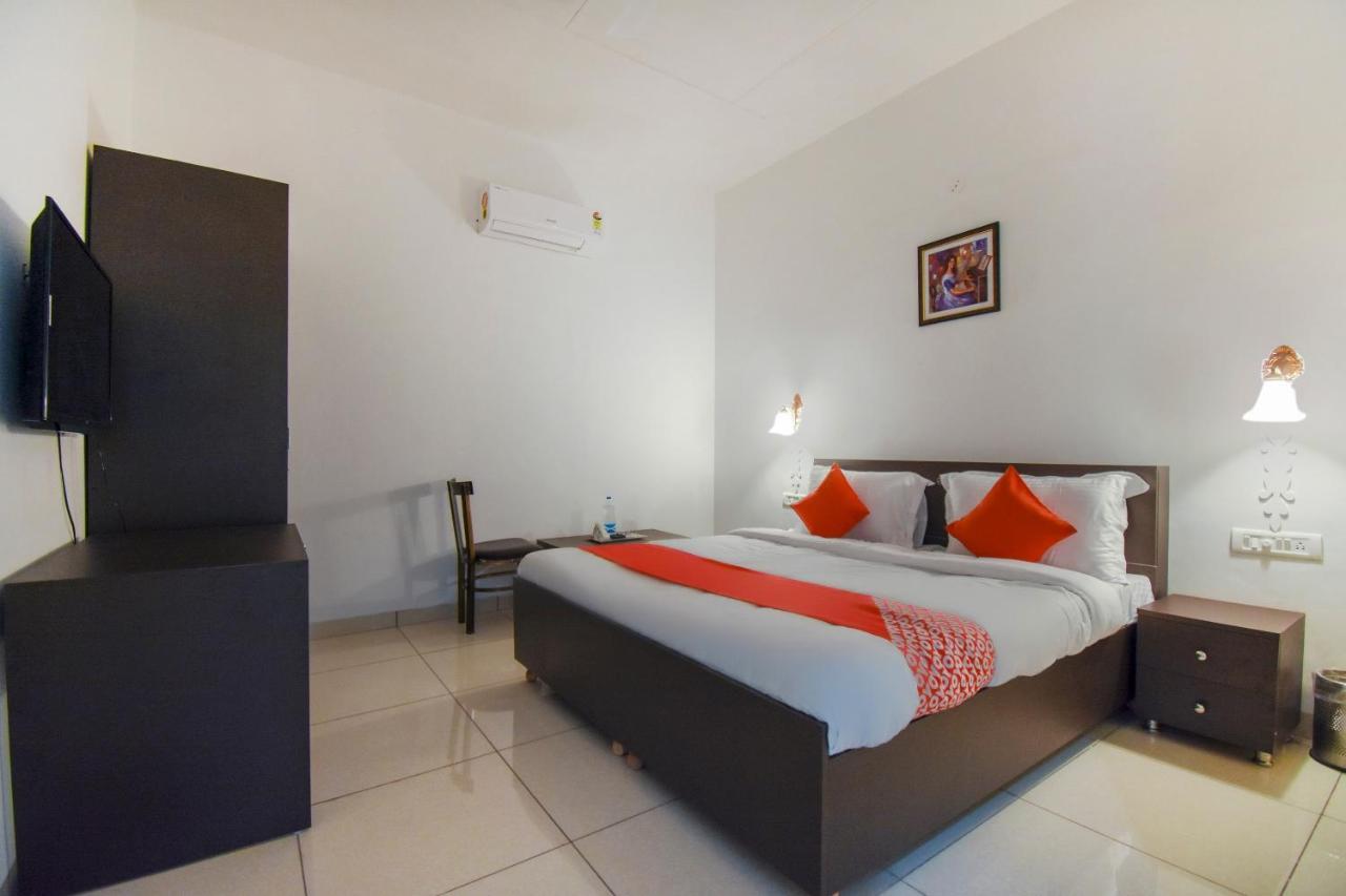 Oyo 75460 Sky High Residency Hotell Ludhiana Exteriör bild