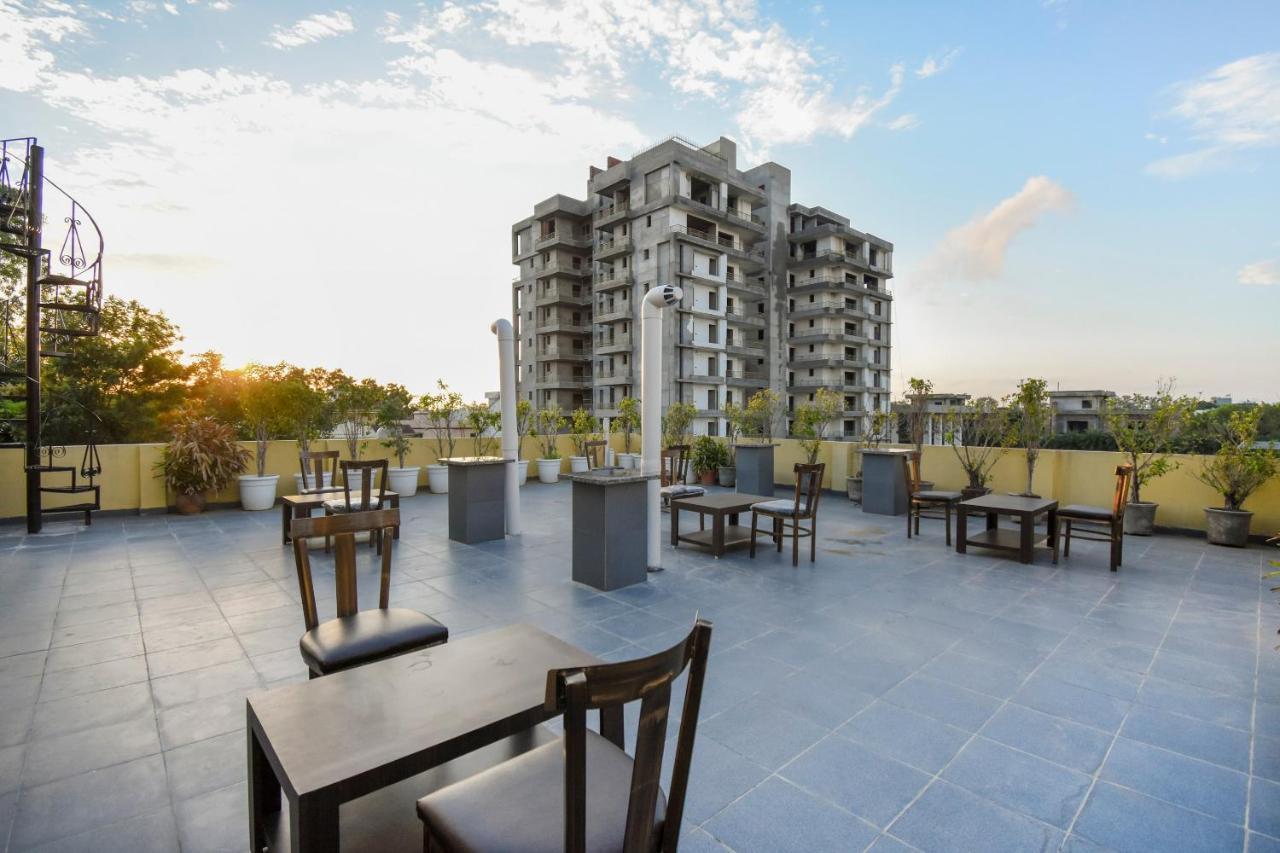 Oyo 75460 Sky High Residency Hotell Ludhiana Exteriör bild