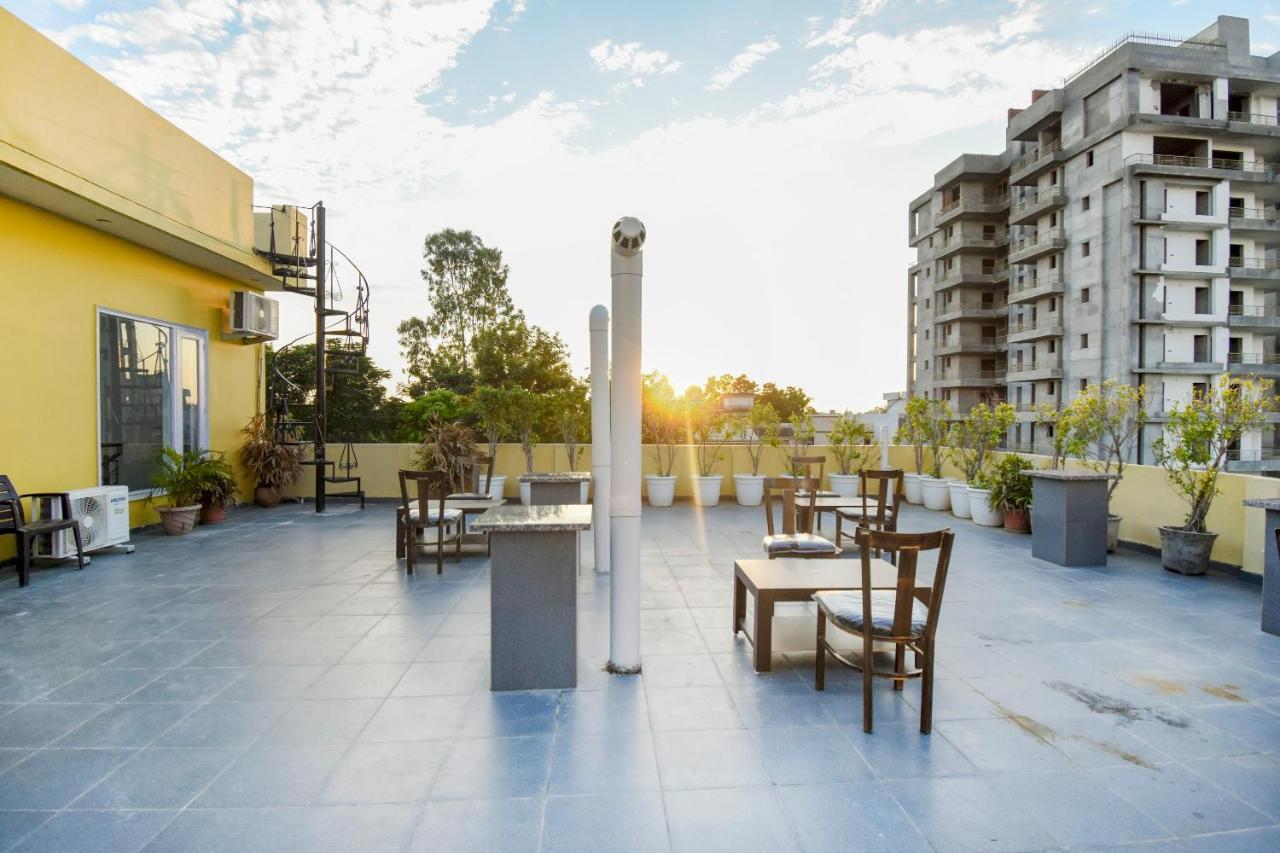 Oyo 75460 Sky High Residency Hotell Ludhiana Exteriör bild