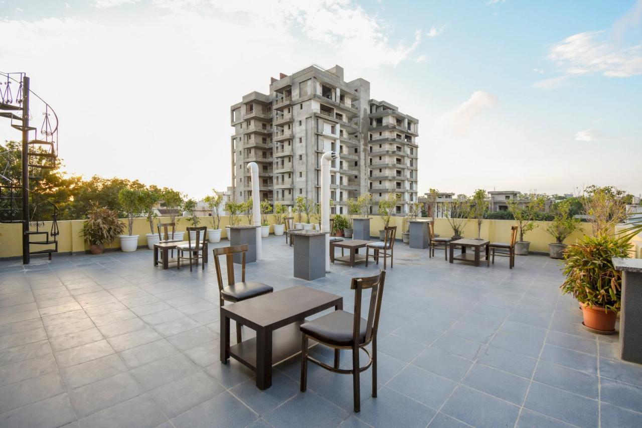 Oyo 75460 Sky High Residency Hotell Ludhiana Exteriör bild